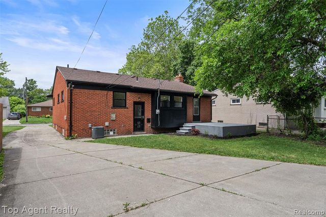 24300 Seneca Street, Oak Park, MI 48237