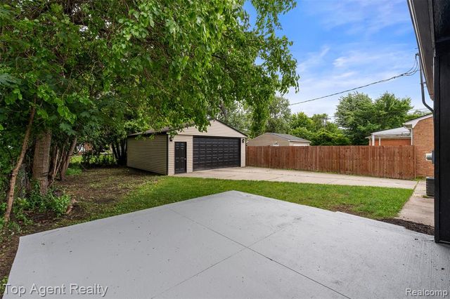 24300 Seneca Street, Oak Park, MI 48237