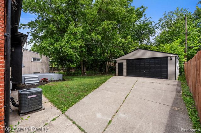 24300 Seneca Street, Oak Park, MI 48237
