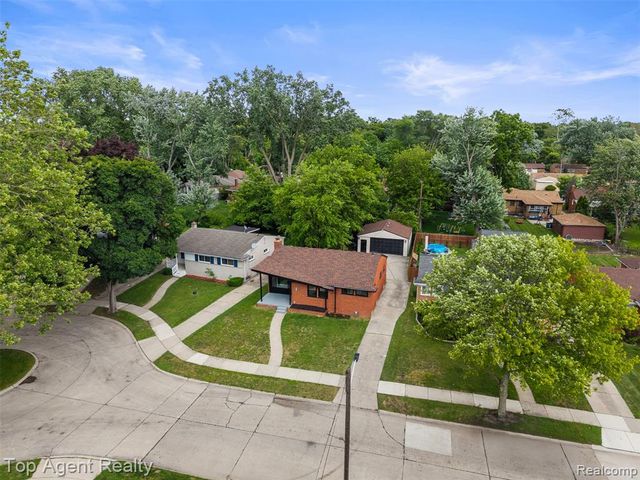 24300 Seneca Street, Oak Park, MI 48237