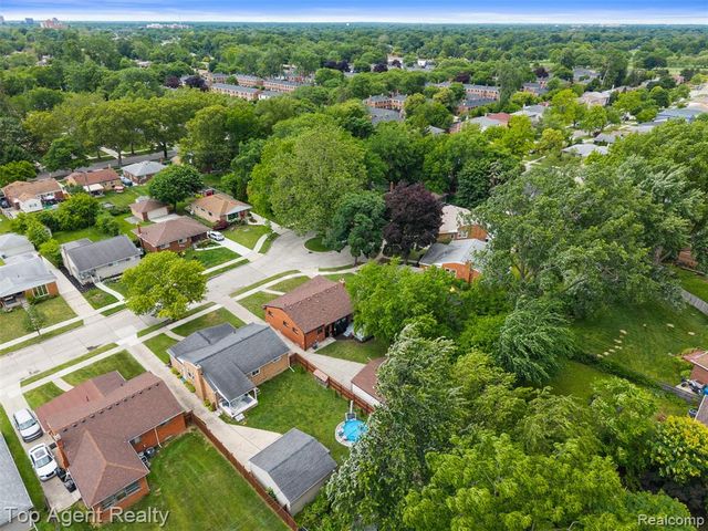 24300 Seneca Street, Oak Park, MI 48237