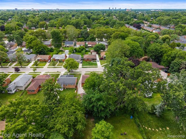 24300 Seneca Street, Oak Park, MI 48237