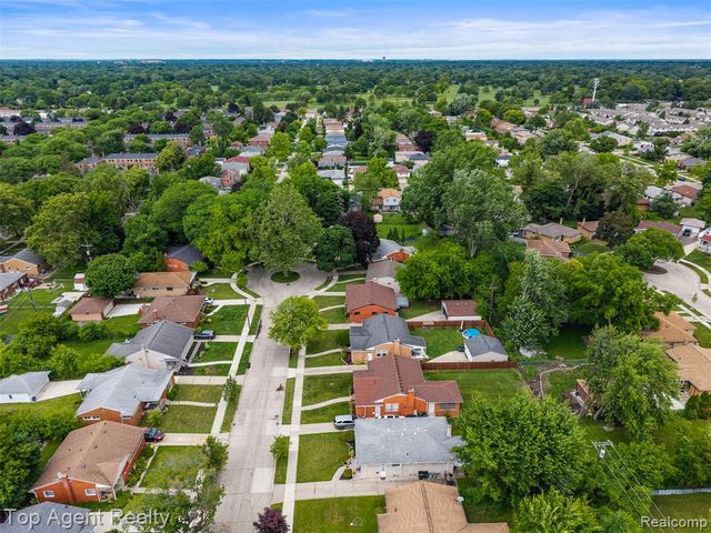 24300 Seneca Street, Oak Park, MI 48237