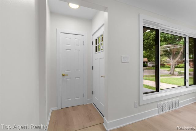 24300 Seneca Street, Oak Park, MI 48237