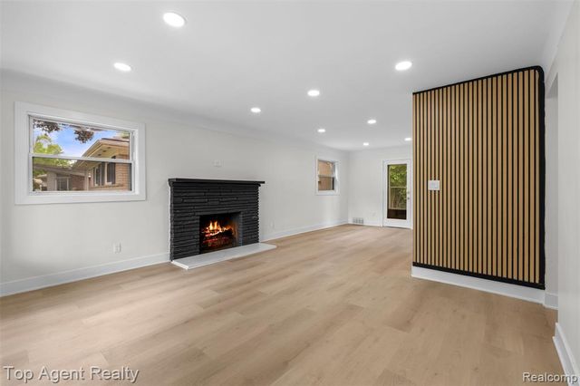 24300 Seneca Street, Oak Park, MI 48237