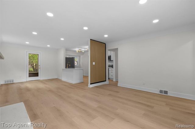 24300 Seneca Street, Oak Park, MI 48237