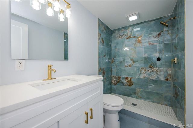 571 Center Dyre Avenue, West Islip, NY 11795