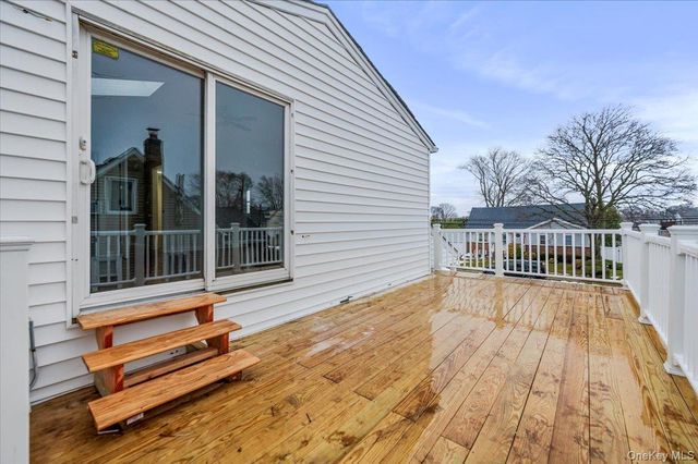 571 Center Dyre Avenue, West Islip, NY 11795