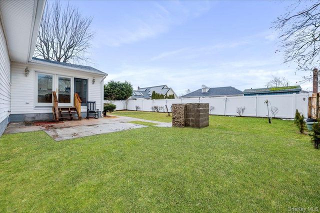 571 Center Dyre Avenue, West Islip, NY 11795