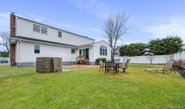 571 Center Dyre Avenue, West Islip, NY 11795