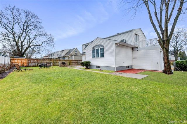 571 Center Dyre Avenue, West Islip, NY 11795