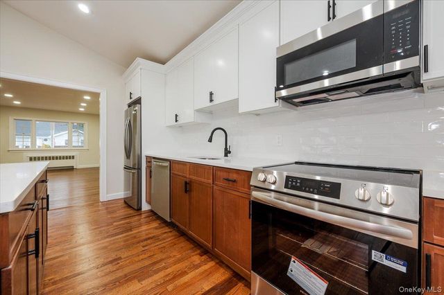 571 Center Dyre Avenue, West Islip, NY 11795