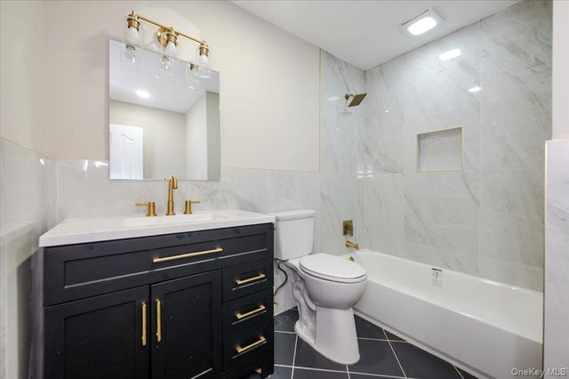 571 Center Dyre Avenue, West Islip, NY 11795