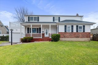 571 Center Dyre Avenue, West Islip, NY 11795
