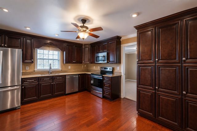 909 N Main Street, Ector, TX 75439