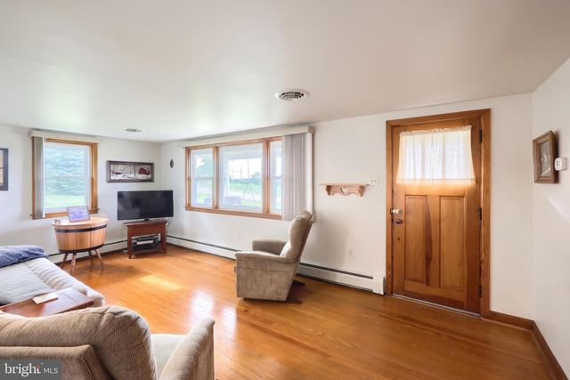 5026 PIGEON HILL RD, Spring Grove, PA 17362