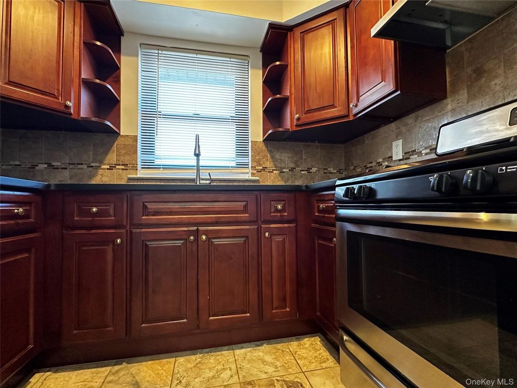 79 Bailey Court 79, Middle Island, NY 11953