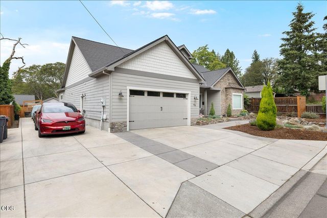 48 Black Oak Drive, Medford, OR 97504