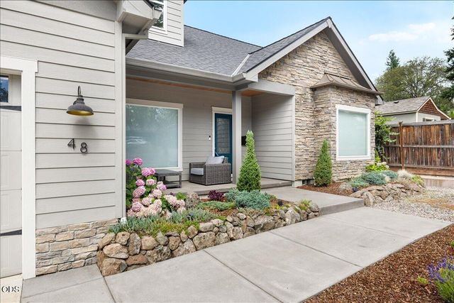 48 Black Oak Drive, Medford, OR 97504