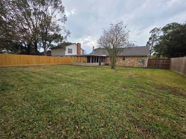 419 Gleneagles Drive, Friendswood, TX 77546