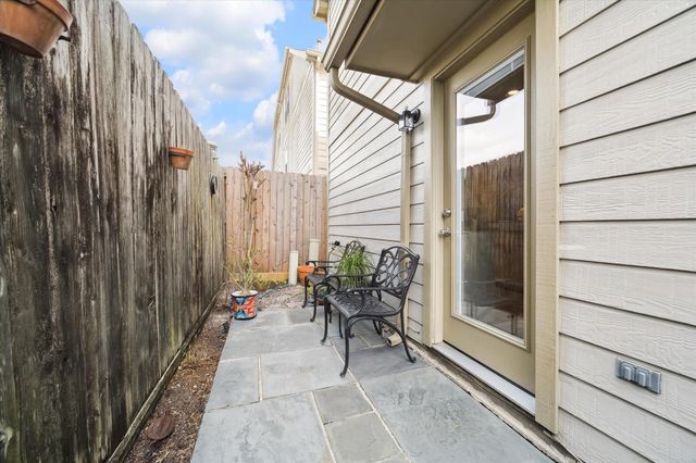 714 Redwing Place Drive, Houston, TX 77009