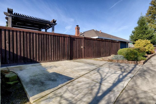 5301 Fairway Dr, Rocklin, CA 95677