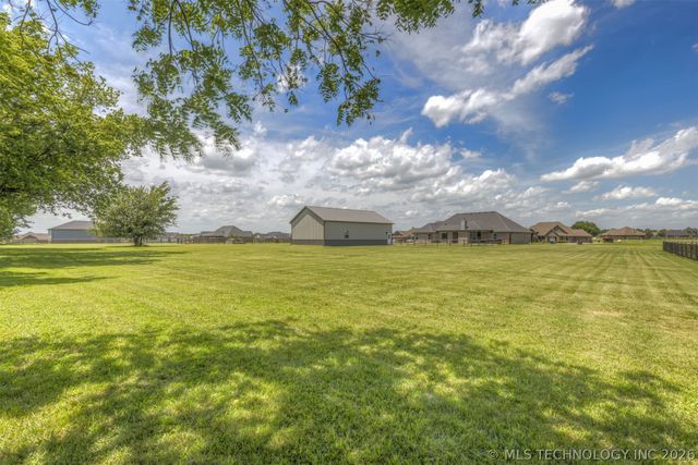2920 Crosscreek Drive, Oologah, OK 74053