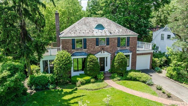 8 Parkside Drive, Great Neck, NY 11021