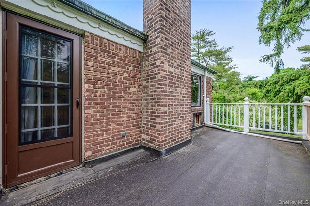 8 Parkside Drive, Great Neck, NY 11021