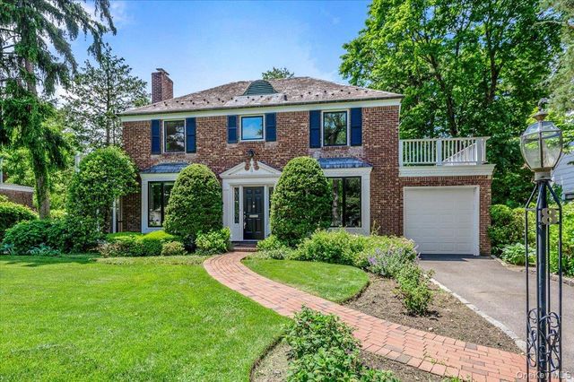 8 Parkside Drive, Great Neck, NY 11021