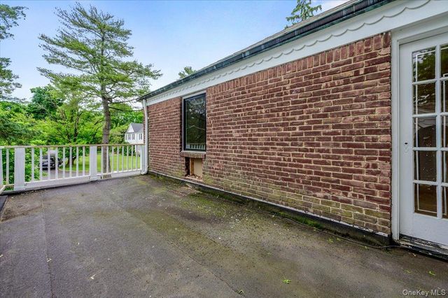 8 Parkside Drive, Great Neck, NY 11021