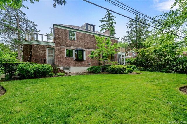 8 Parkside Drive, Great Neck, NY 11021