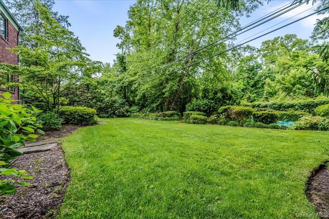 8 Parkside Drive, Great Neck, NY 11021