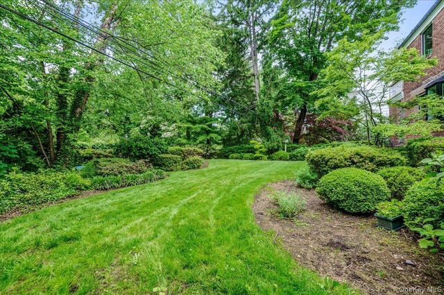 8 Parkside Drive, Great Neck, NY 11021