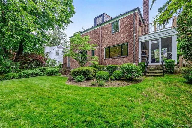 8 Parkside Drive, Great Neck, NY 11021