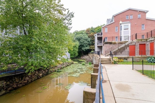 7 S Stone Mill Dr 403, Dedham, MA 02026