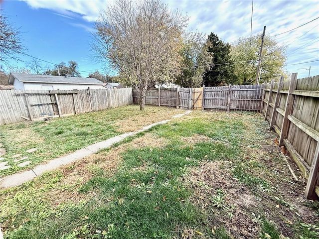 2825 S 23RD Street, St Joseph, MO 64503