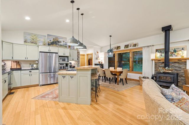 457 Hearthstone Way, Horse Shoe, NC 28742