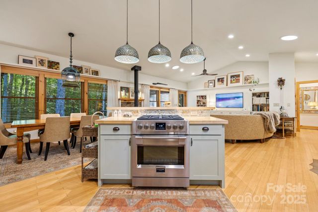 457 Hearthstone Way, Horse Shoe, NC 28742