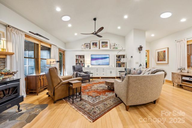 457 Hearthstone Way, Horse Shoe, NC 28742