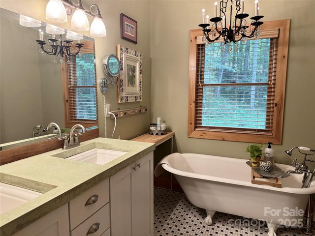 457 Hearthstone Way, Horse Shoe, NC 28742