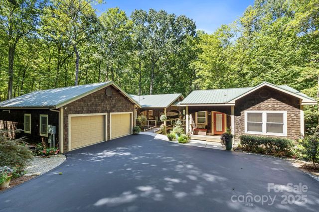 457 Hearthstone Way, Horse Shoe, NC 28742