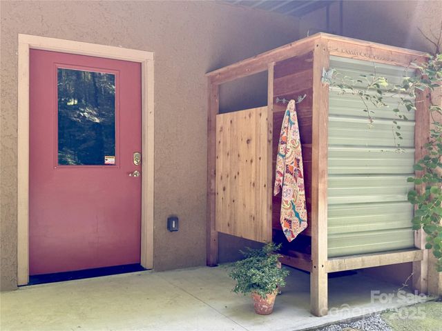 457 Hearthstone Way, Horse Shoe, NC 28742