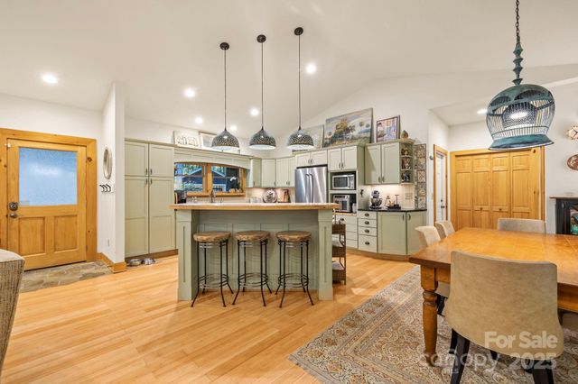 457 Hearthstone Way, Horse Shoe, NC 28742