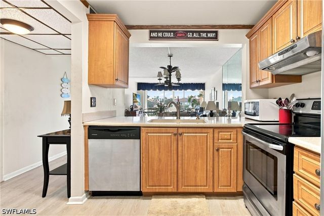 1087 Forest Lakes DR 302, Naples, FL 34105