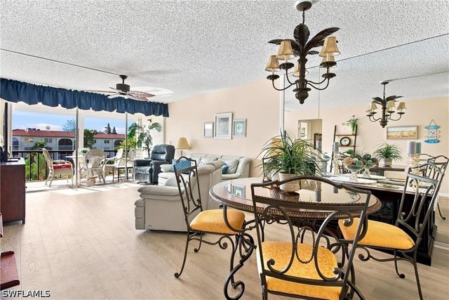 1087 Forest Lakes DR 302, Naples, FL 34105