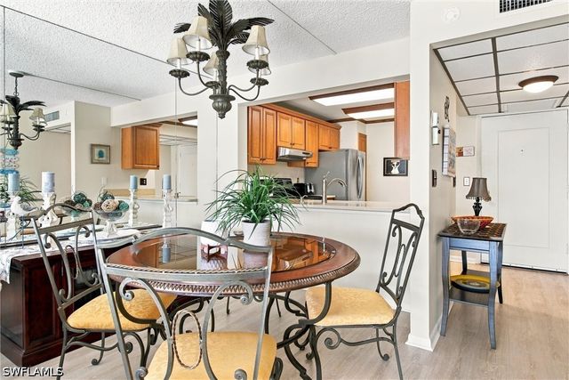 1087 Forest Lakes DR 302, Naples, FL 34105