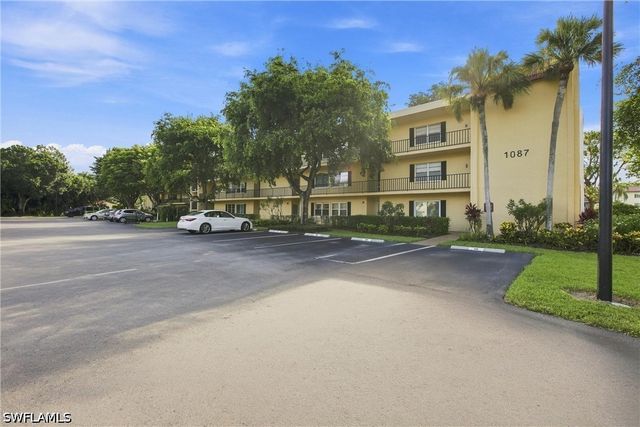 1087 Forest Lakes DR 302, Naples, FL 34105