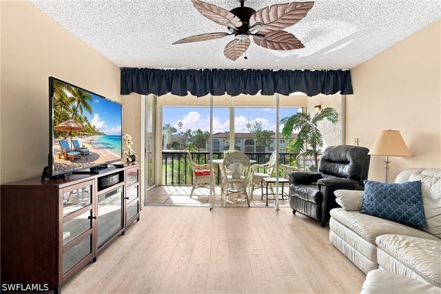 1087 Forest Lakes DR 302, Naples, FL 34105