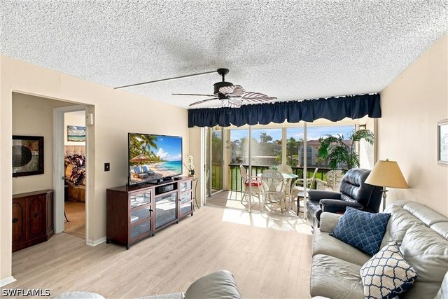 1087 Forest Lakes DR 302, Naples, FL 34105